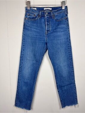 Levi’s Premium Jeans Women Wedgie Straight Size 26 Medium Wash Raw Frayed Hem